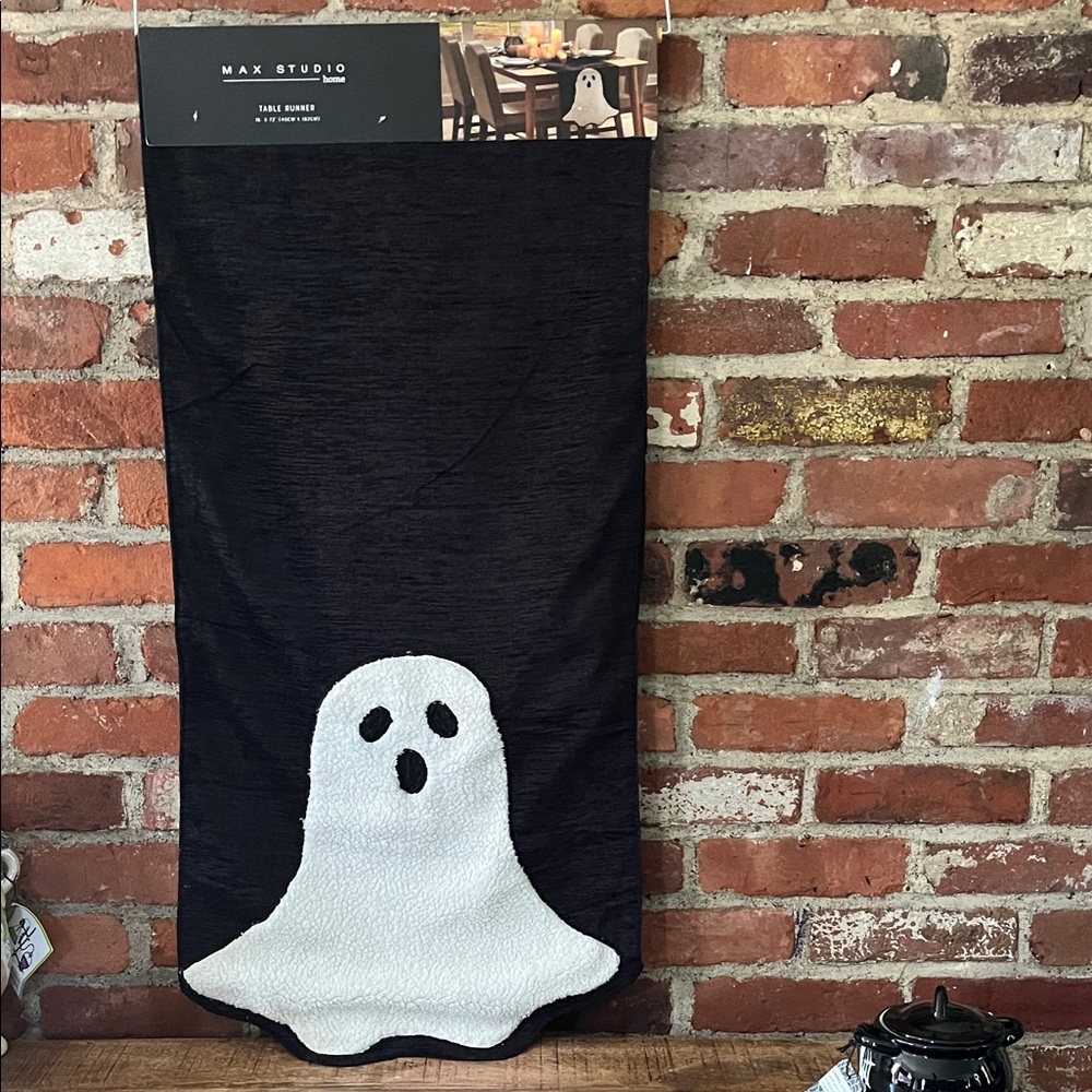 Max Studio Black and White Ghost Table Runner